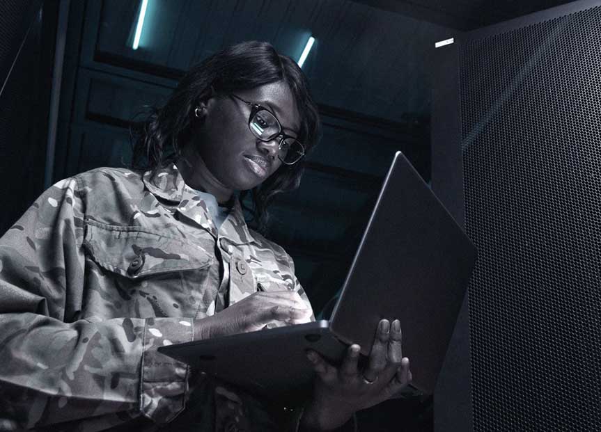 Female-soldier-with-laptop